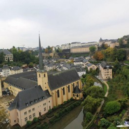 Donji grad je poznat pod nazivom Grund i smješten je uz rijeku Alzette