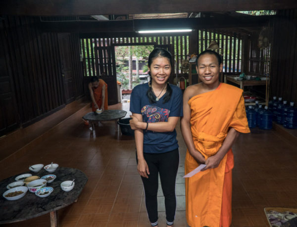 Laos – teškoća stopiranja i život s monasima